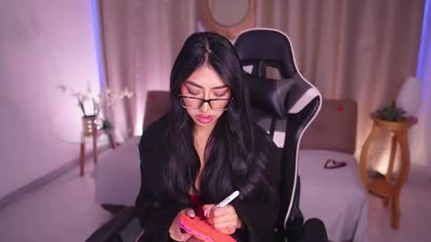 Snapshot of sara_albrecht chatting on 02/14/25, 12:47 Sara online show from 02/14/25, 12:47