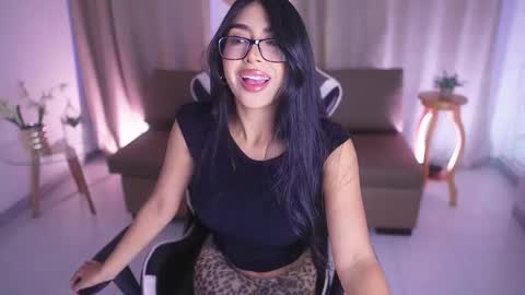 Snapshot of sara_albrecht chatting on 03/11/25, 12:39 Sara online show from 03/11/25, 12:39