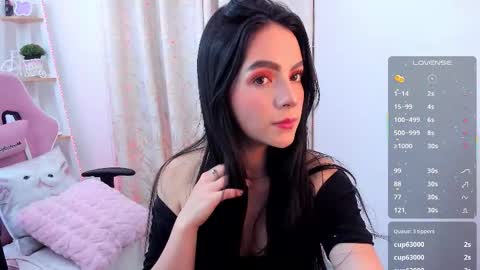 Snapshot of sara_alvarez_ chatting on 10/10/25, 04:11 Sara  online show from 10/10/25, 04:11