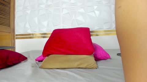 Sara Collins online show from 02/05/25, 03:09