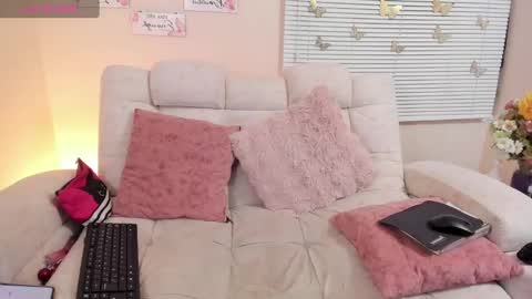 Sara Crowe online show from 03/11/25, 05:16