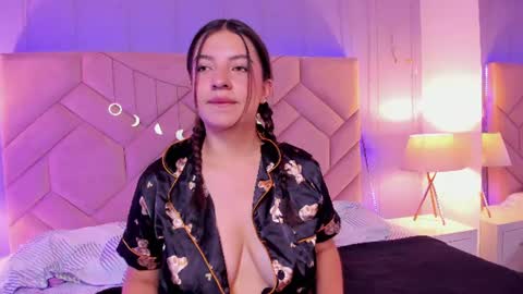 Snapshot of sara_deen chatting on 06/25/26, 11:37 Sara online show from 06/25/26, 11:37