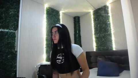 Snapshot of sara_hoffman_4 chatting on 05/01/26, 01:05 Sara online show from 05/01/26, 01:05
