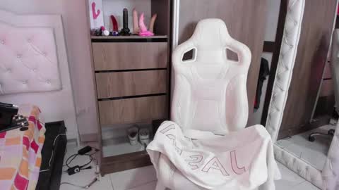 Snapshot of sara_martin_ chatting on 01/13/25, 10:35 sara online show from 01/13/25, 10:35