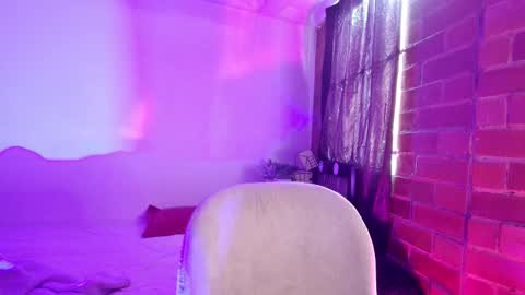 Snapshot of sara_mirandaa chatting on 03/10/25, 12:37 Sara online show from 03/10/25, 12:37