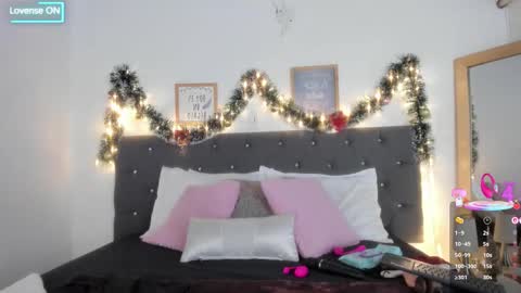 Snapshot of sara_puertaa chatting on 12/15/25, 05:50 Sara online show from 12/15/25, 05:50