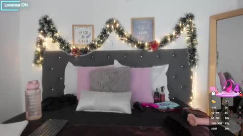 Snapshot of sara_puertaa chatting on 12/17/25, 07:09 Sara online show from 12/17/25, 07:09