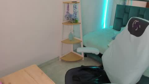 sara_red_x online show from 05/25/26, 03:12