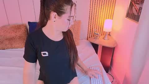 Snapshot of sara_riley01 chatting on 04/30/26, 11:42 Sara online show from 04/30/26, 11:42