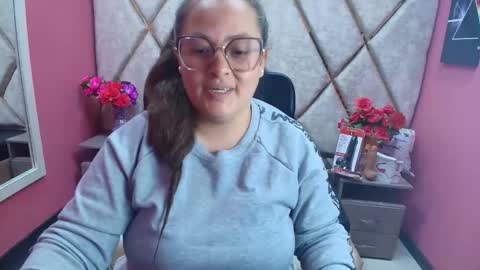 sara_thonson_ online show from 12/04/25, 01:53