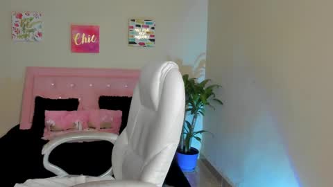 Sarah Ramirez online show from 02/25/25, 05:36