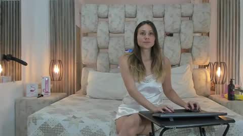 saraANDyoni online show from 01/04/25, 04:43