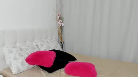 Snapshot of saradusk chatting on 06/18/26, 03:18 Sara online show from 06/18/26, 03:18