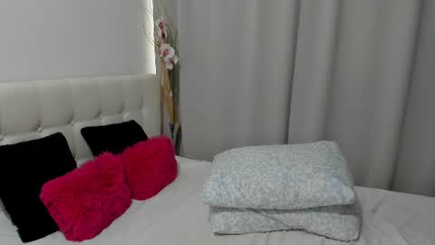 Snapshot of saradusk chatting on 07/04/26, 04:07 Sara online show from 07/04/26, 04:07