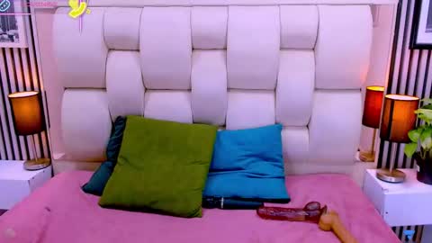 Snapshot of sarah_cream chatting on 12/18/25, 01:33 Sarah online show from 12/18/25, 01:33