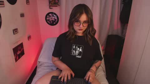 Snapshot of sarah_cuteeyes chatting on 04/21/26, 05:03 Sara online show from 04/21/26, 05:03