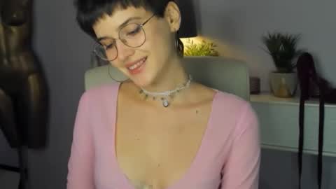 Snapshot of sarah_desire01 chatting on 09/28/25, 01:27 Sarah online show from 09/28/25, 01:27
