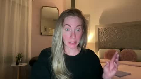 Snapshot of sarahgiroux86 chatting on 05/13/26, 04:21 Sarah online show from 05/13/26, 04:21
