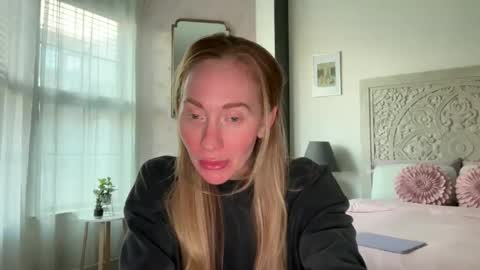 Snapshot of sarahgiroux86 chatting on 05/14/26, 12:50 Sarah online show from 05/14/26, 12:50