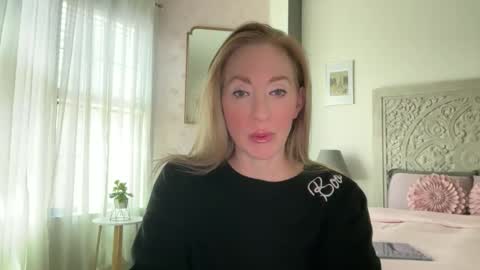 Snapshot of sarahgiroux86 chatting on 05/24/26, 06:46 Sarah online show from 05/24/26, 06:46