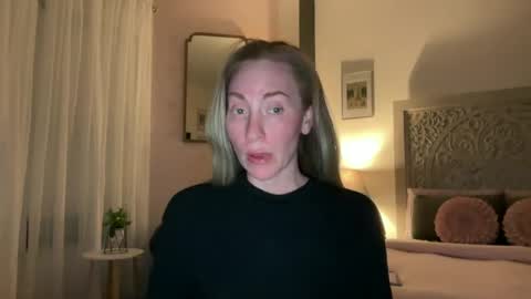 Snapshot of sarahgiroux86 chatting on 06/19/26, 03:55 Sarah online show from 06/19/26, 03:55