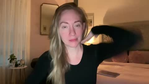 Snapshot of sarahgiroux86 chatting on 06/27/26, 02:49 Sarah online show from 06/27/26, 02:49