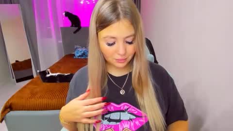 Sarah online show from 11/08/25, 02:28