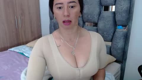 Lia online show from 01/11/25, 01:43