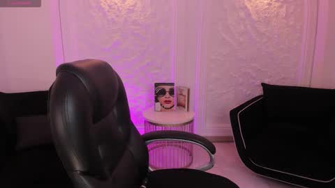 Sarah Rhodes online show from 12/03/25, 11:52