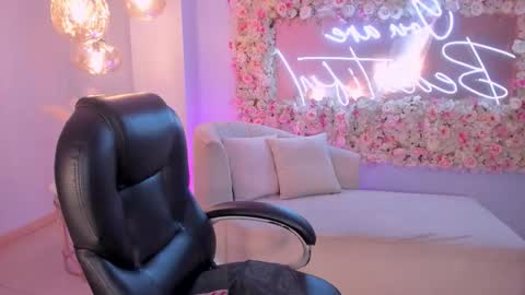 Sarah Rhodes online show from 01/05/26, 05:27