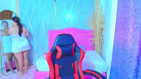 Snapshot of sarahrouse_ chatting on 11/25/25, 12:38 S A R A H online show from 11/25/25, 12:38