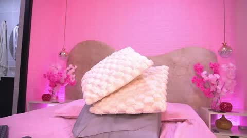 Snapshot of sarak_ chatting on 05/22/26, 12:00 Sara online show from 05/22/26, 12:00