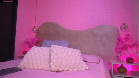 Snapshot of sarak_ chatting on 06/05/26, 12:00 Sara online show from 06/05/26, 12:00