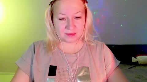Snapshot of sarakatherin chatting on 10/17/25, 03:53 Sara online show from 10/17/25, 03:53