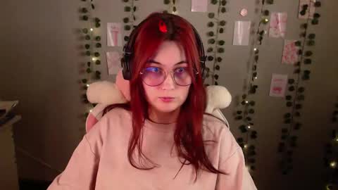 Snapshot of sarakinski chatting on 11/23/25, 12:27 Sara online show from 11/23/25, 12:27