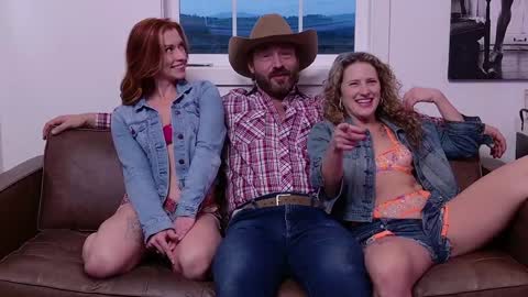 Snapshot of saraloverays chatting on 03/08/25, 02:12 Back from Vacay Follow for more here online show from 03/08/25, 02:12