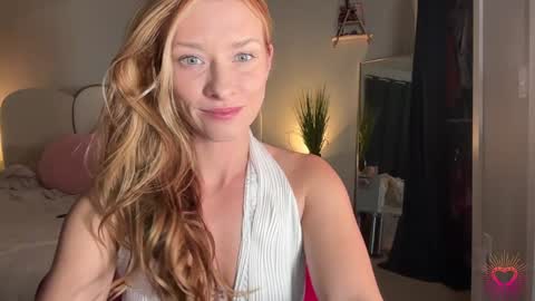 Snapshot of saraloverays chatting on 09/17/25, 02:24 Back from Vacay Follow for more here online show from 09/17/25, 02:24