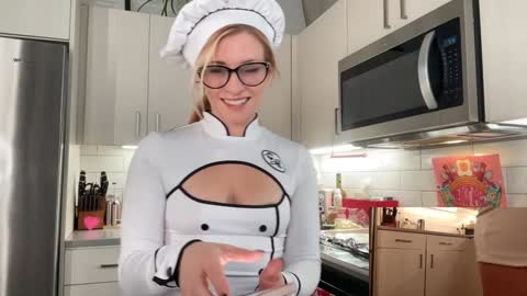 Snapshot of saraloverays chatting on 10/28/25, 02:15 Back from Vacay Follow for more here online show from 10/28/25, 02:15