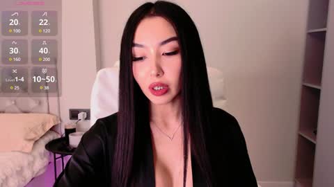 Snapshot of saranmia chatting on 12/17/24, 11:28 Mia online show from 12/17/24, 11:28