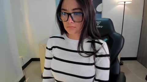 I am Sara  online show from 12/18/25, 11:11