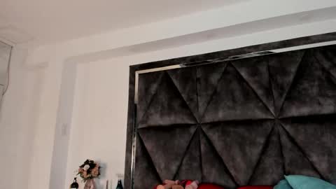 Snapshot of sararoy_ chatting on 11/30/25, 12:42 Sara online show from 11/30/25, 12:42