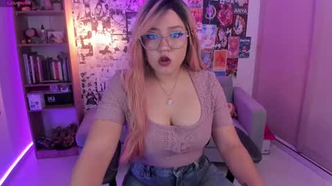 Snapshot of sararuales5 chatting on 02/24/25, 01:21 Sara Ruales online show from 02/24/25, 01:21