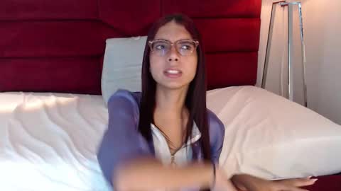 Snapshot of sarasaenz_99 chatting on 02/16/25, 10:32 Sara online show from 02/16/25, 10:32