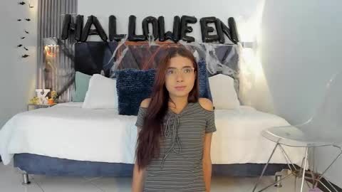 Snapshot of sarasaenz_99 chatting on 10/27/25, 08:13 Sara online show from 10/27/25, 08:13