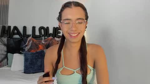 Snapshot of sarasaenz_99 chatting on 10/28/25, 08:11 Sara online show from 10/28/25, 08:11