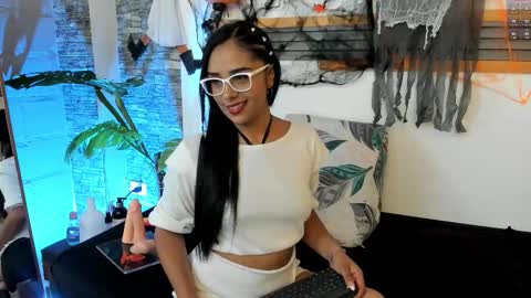 Sara online show from 10/17/25, 02:15