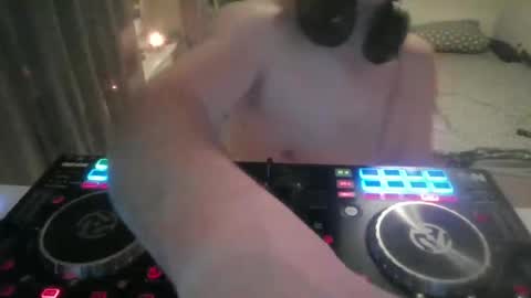 Snapshot of sasch1982h chatting on 12/14/25, 01:33 sasch1982h online show from 12/14/25, 01:33