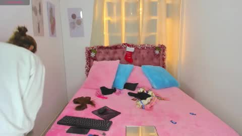 Snapshot of sasha_morel chatting on 12/15/25, 12:42 sasha morelo online show from 12/15/25, 12:42