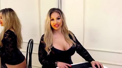 Snapshot of sashavaughn chatting on 02/20/25, 11:42 Sasha online show from 02/20/25, 11:42