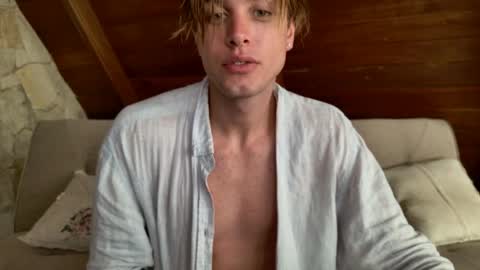 Snapshot of sashenkka chatting on 05/14/26, 12:39 Sasha -- online show from 05/14/26, 12:39